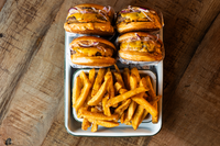 Cheeseburger med fritter