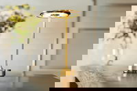 Trådløs bordlampe i guld