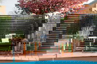 Møbler i træ til inden- og udendørs brug 